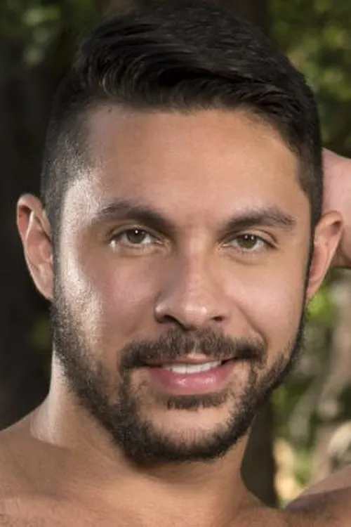 Seth Santoro interpretando a 