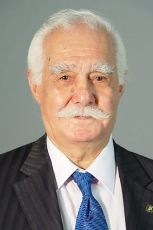 Seyfettin Karadayı interpretando a