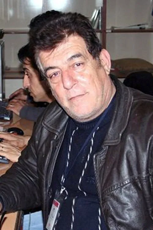 Shadman Aziz Sahaf interpretando a