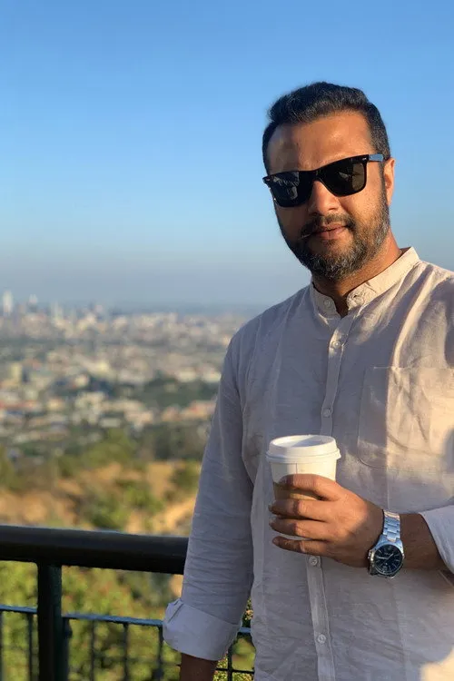 Shahed Sharif Khan interpretando a Wadud