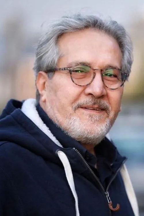 Shahrokh Foroutanian interpretando a 