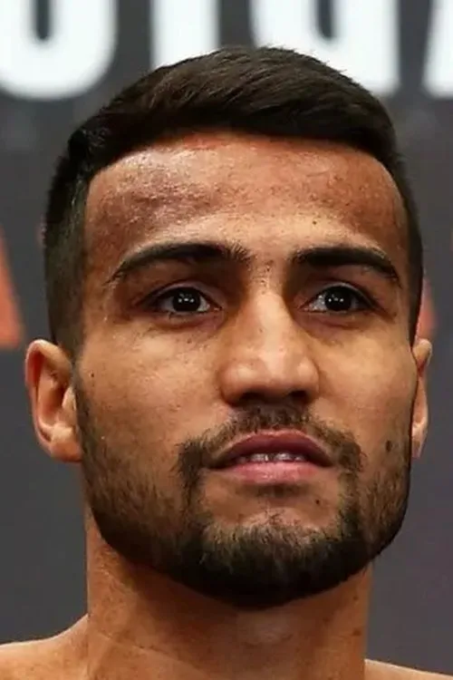 Shakhram Giyasov interpretando a Self