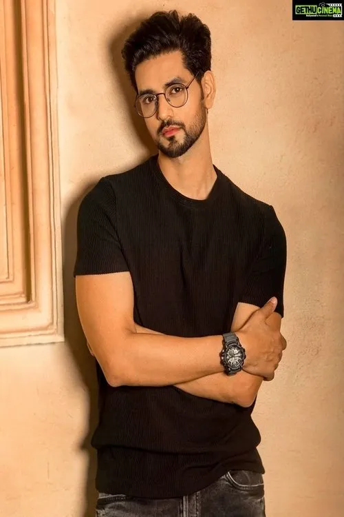 Shakti Arora — personaje: Dr. Kunal Malhotra