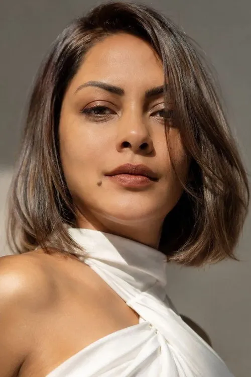 Shalani Tharaka interpretando a Mayumi Irugalbandara