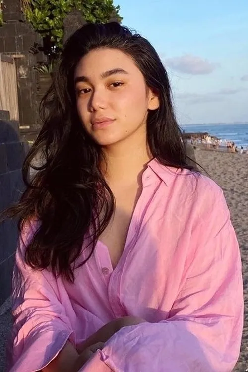 Shalima Hakim interpretando a Clara