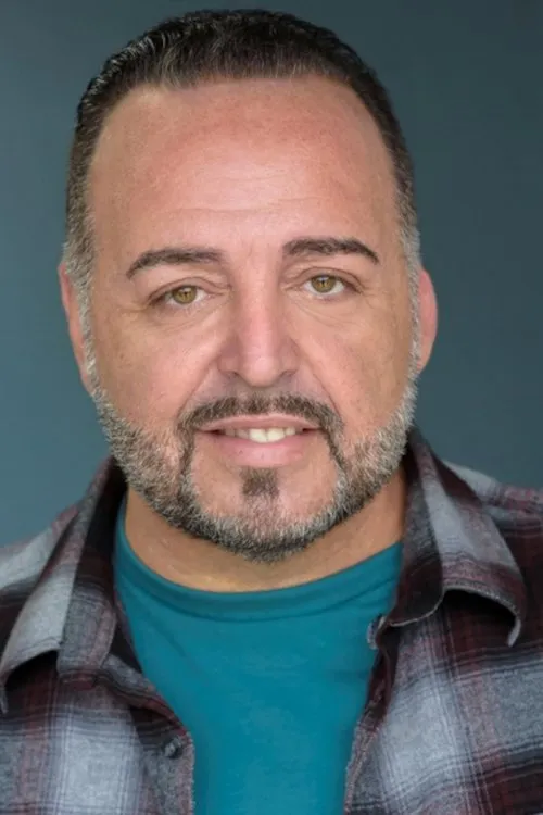 Shane Costa interpretando a Tony