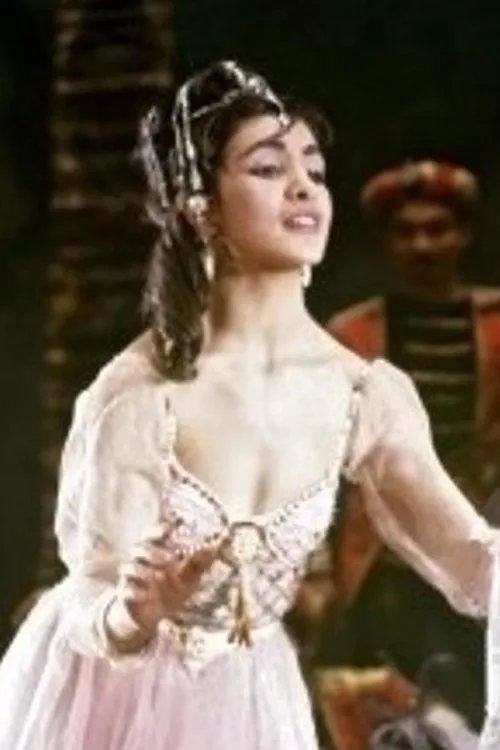 Sharafbonu Tyrdyyeva interpretando a Leili