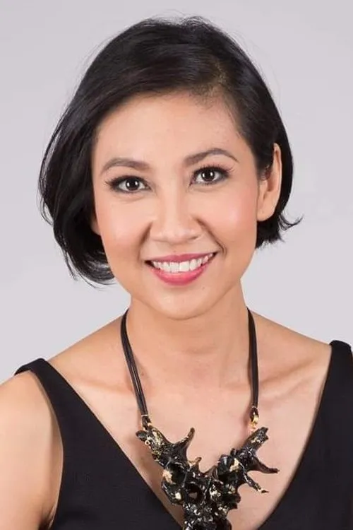 Sharon Ismail interpretando a Rina