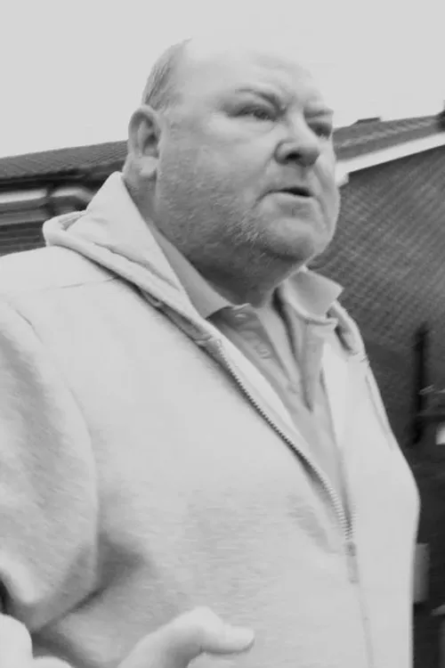 Shaun McGowan interpretando a Sergeant Collins