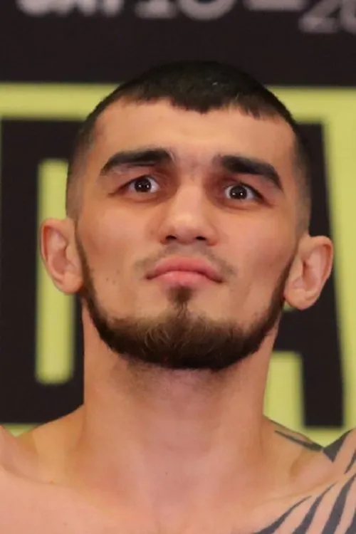 Shavkatdzhon Rakhimov interpretando a Self