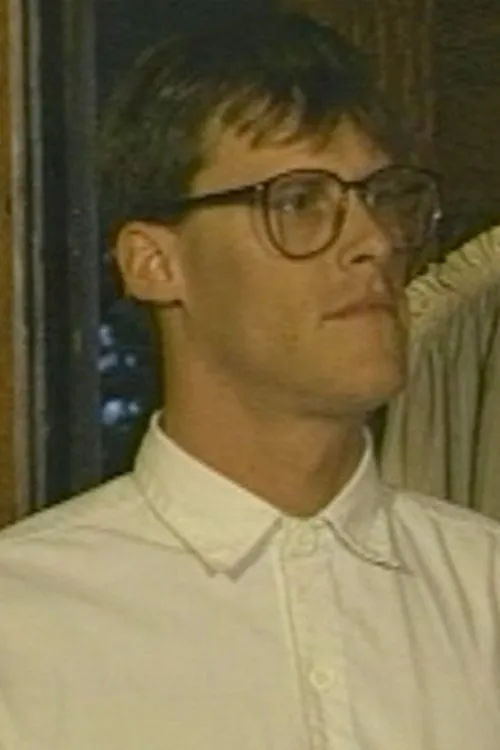 Shawn Adam interpretando a Dr. Brimley