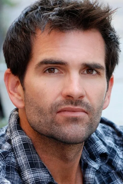 Shawn Parr interpretando a Newscaster #1