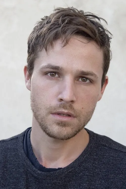 Shawn Pyfrom interpretando a Hank