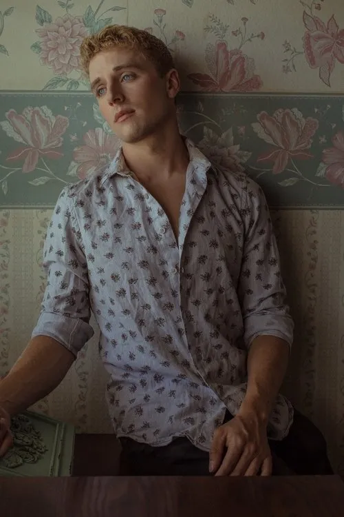 Shayne Pax interpretando a Gabriel