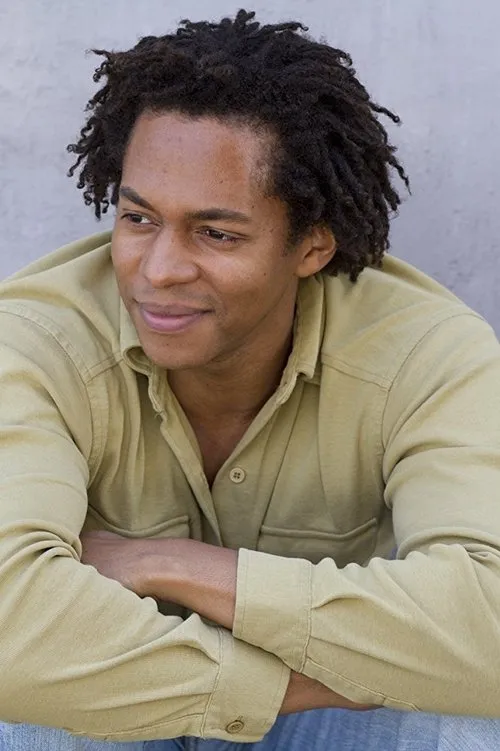 Shedrack Anderson III interpretando a Rudolph