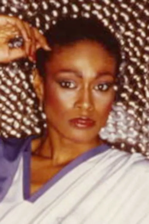 Sheila Ming interpretando a