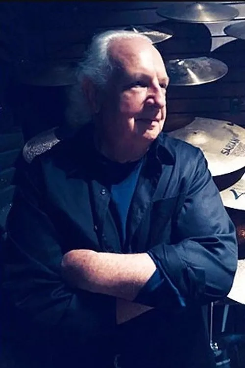 Shelly Yakus interpretando a Self