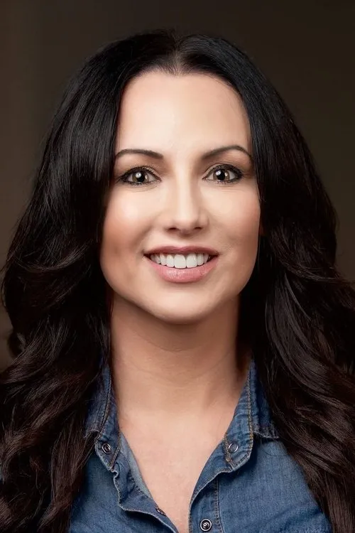 Sheri Davis interpretando a Holly Daze