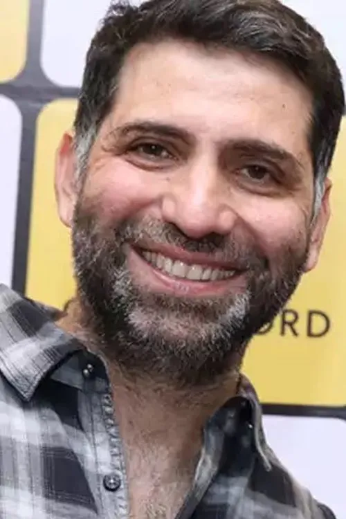 Sherveer Vakil interpretando a Radhey Narayan