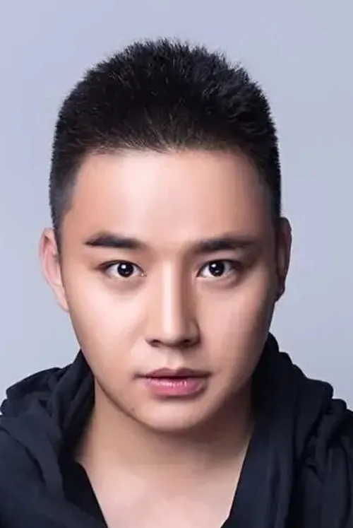 Shi Xiaohu interpretando a Tiger