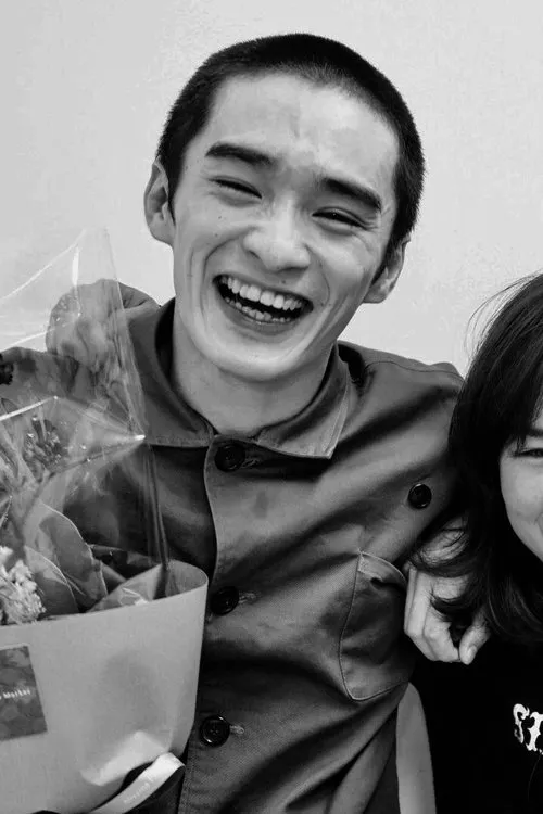 Shion Sasaki interpretando a