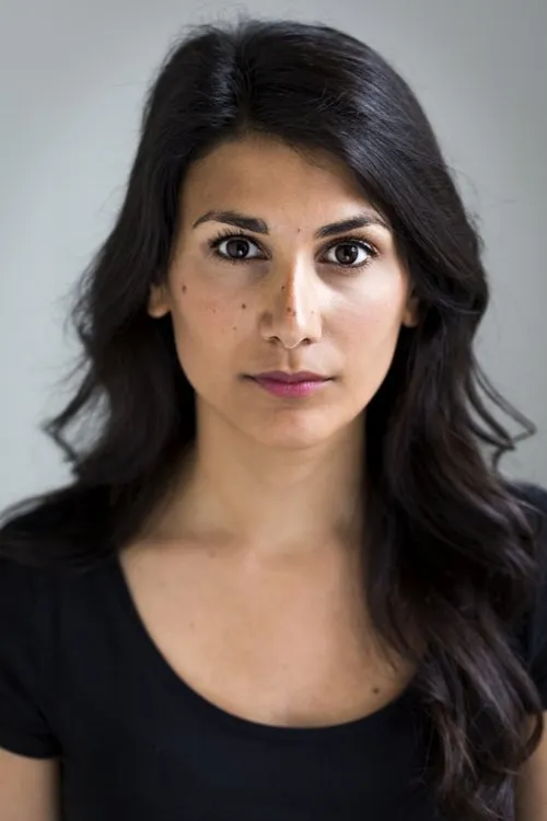 Shirin Golchin interpretando a Shirin Darvish