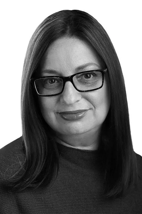 Shirley Halperin interpretando a 