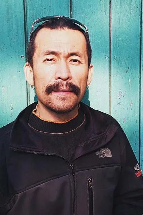 Shishir Bangdel interpretando a Praveen Kumar