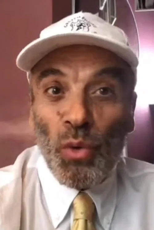 Shkëlqim Basha interpretando a Petriti