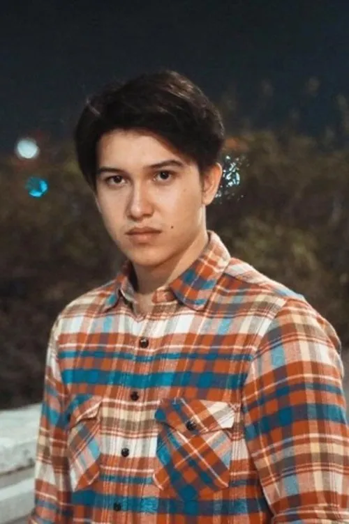 Sidik Eduard interpretando a 