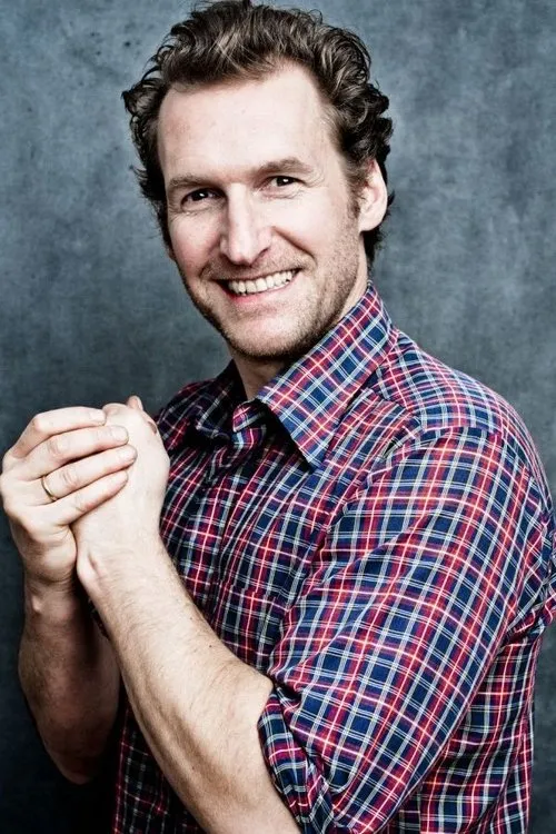 Siegfried Terpoorten interpretando a Tom Richter