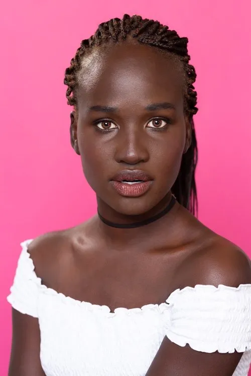 Sigin Ojulu interpretando a Rebecca Flint