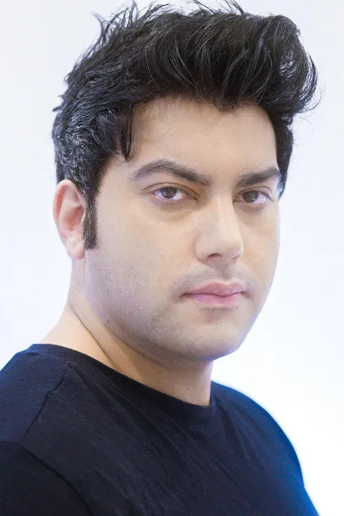 Sikander Malik interpretando a Thomas