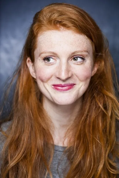 Silke Franz interpretando a Miss Hawkens