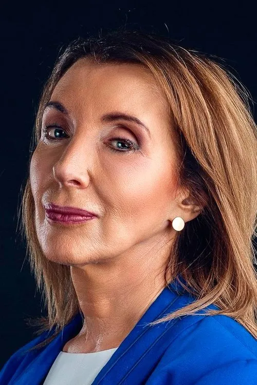 Silvia Novak interpretando a Mrs. Camina