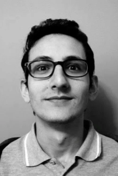 Silvyo Behmoaras interpretando a Ted