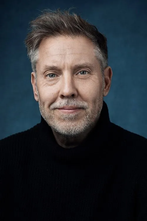 Simeon Willis interpretando a Gavin