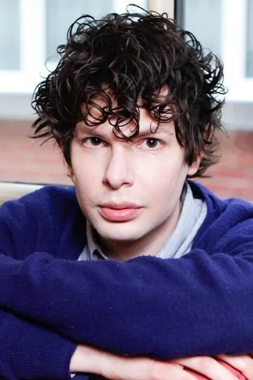 Simon Amstell interpretando a Aaron