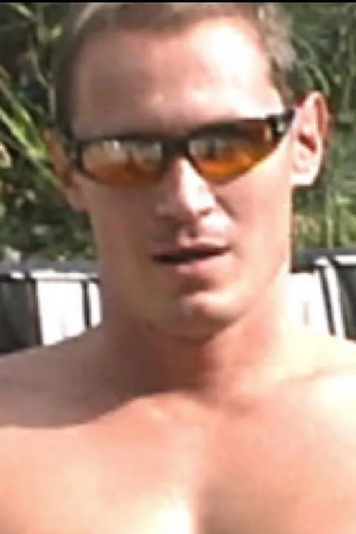 Simon August interpretando a Gym Buddy