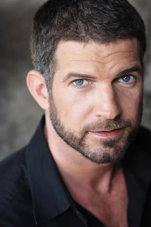 Simon Böer interpretando a Richard