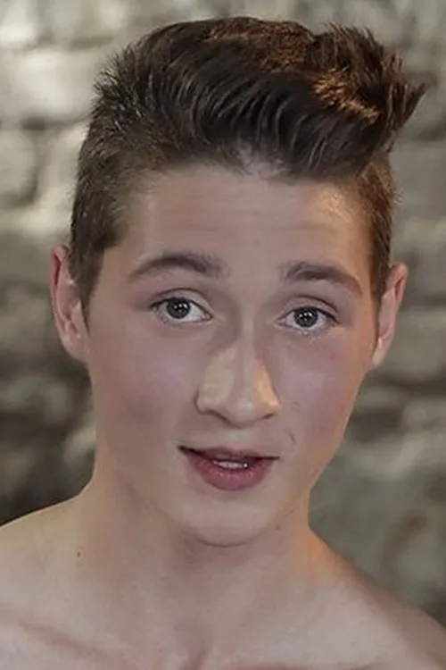 Simon Caress interpretando a 