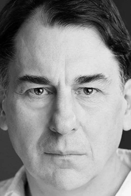 Simon Coury interpretando a An Breitheamh Denman