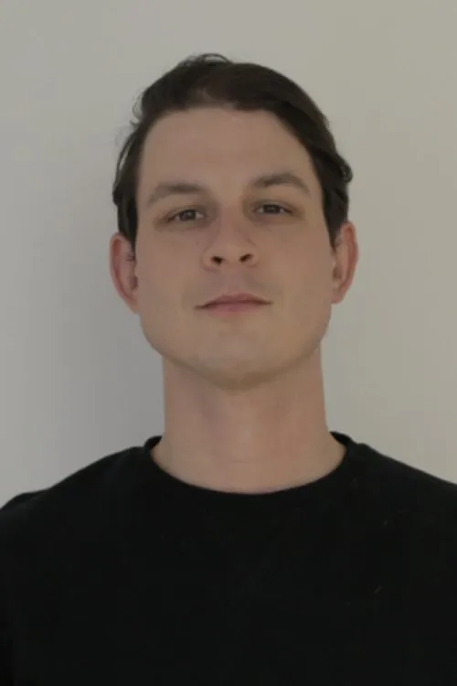 Simon Coutu interpretando a Self