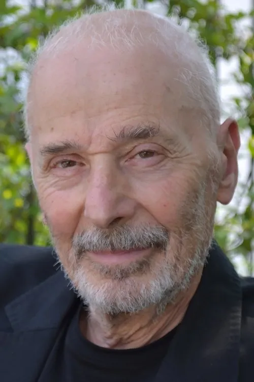 Simon Eine interpretando a Cardinal Koenig