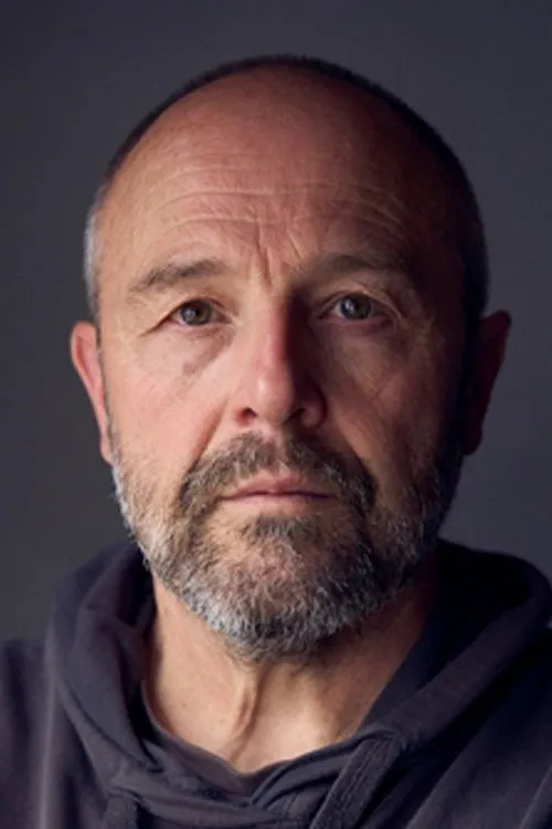 Foto de perfil del actor Simon Fellows en el reparto