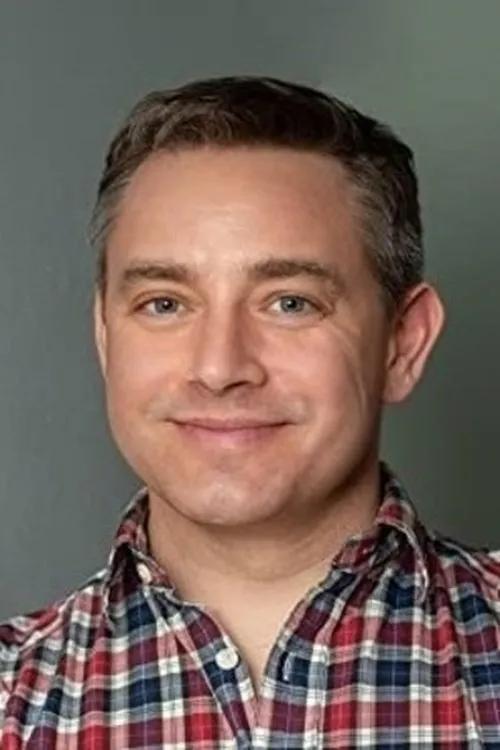 Simon Henderson interpretando a Clark