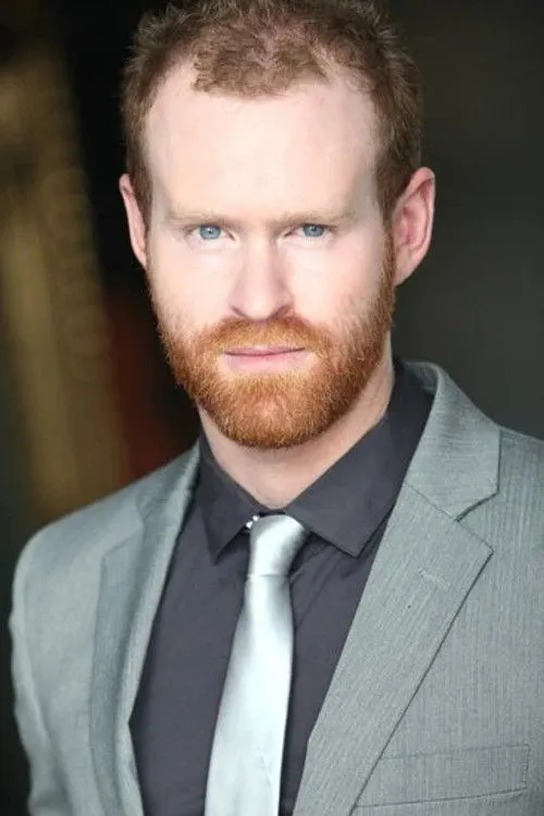 Foto de perfil del actor Simon Hill en el reparto