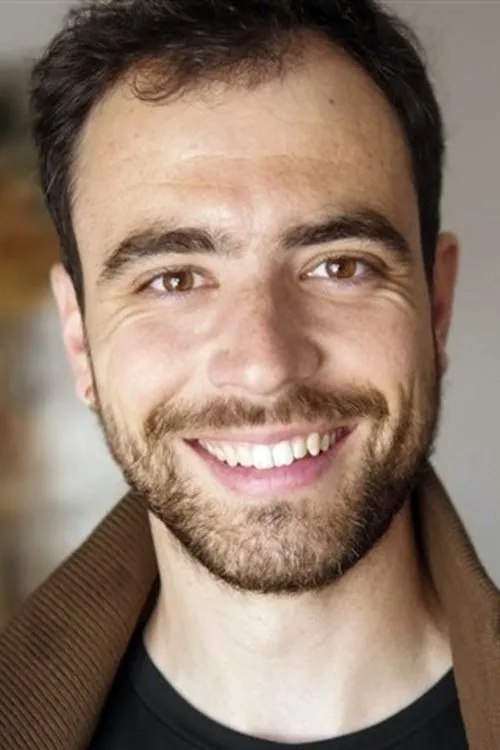 Simon Jeannin interpretando a Pierre-Alexandre