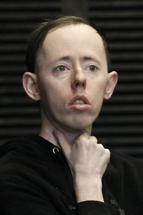 Simon Laherty interpretando a Des