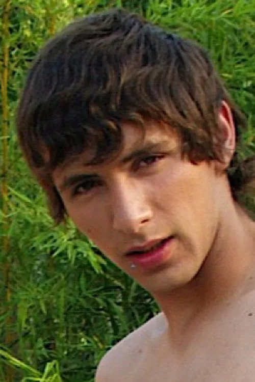 Simon Levi interpretando a 